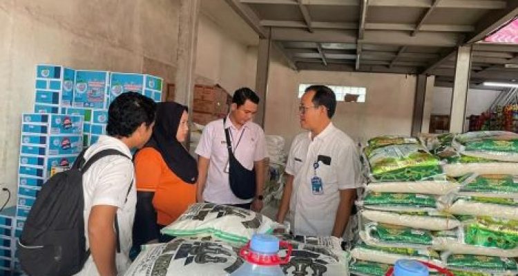 Ket poto: Satgas Pangan Kabupaten Jembrana melakukan sidak di salah satu toko di Jembrana Ket poto: Satgas Pangan Kabupaten Jembrana melakukan sidak di salah satu toko di Jembrana