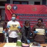 Ket Poto: Pemusnahan barak bukti di halaman Kejari Jembrana