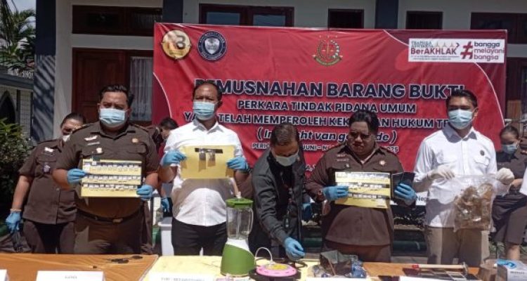 Ket Poto: Pemusnahan barak bukti di halaman Kejari Jembrana