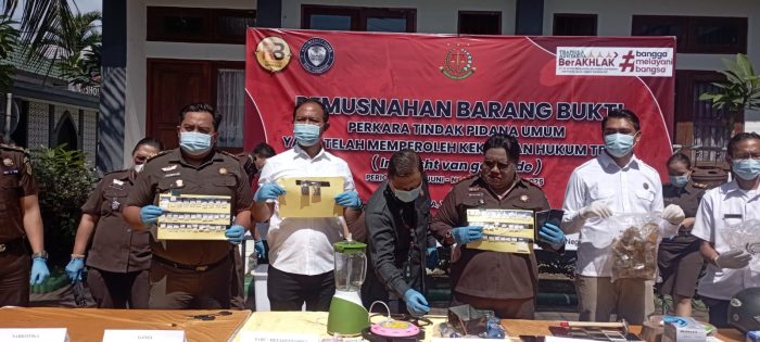 Ket Poto: Pemusnahan barak bukti di halaman Kejari Jembrana