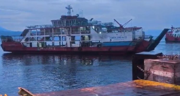 Ket poto: KMP. Cemerlang 55 yang sempat terseret arus dan kandas di Perairan Gilimanuk Ket poto: KMP. Cemerlang 55 yang sempat terseret arus dan kandas di Perairan Gilimanuk