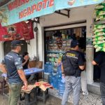 Ket poto: Petugas Satpol PP Jembrana melakukan sidak di salah satu warung di Jembrana Ket poto: Petugas Satpol PP Jembrana melakukan sidak di salah satu warung di Jembrana
