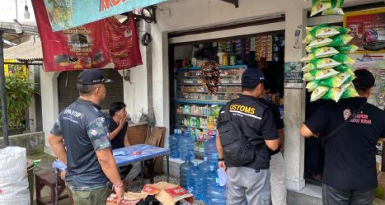 Ket poto: Petugas Satpol PP Jembrana melakukan sidak di salah satu warung di Jembrana Ket poto: Petugas Satpol PP Jembrana melakukan sidak di salah satu warung di Jembrana