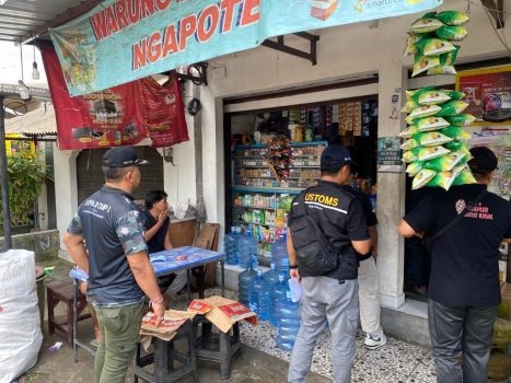 Ket poto: Petugas Satpol PP Jembrana melakukan sidak di salah satu warung di Jembrana