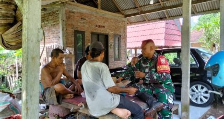 Ket poto: Babinsa Kaliakah jadi penengah konflik antar warha gara-gara sapi liar