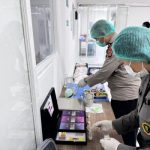 Ket poto: Bidang Kedokteran dan Kesehatan (Dokkes) Polres Jembrana melakukan pengecekan makan untuk siswa sekolah