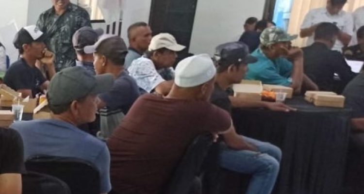ket poto: pertemuan antara Himpunan Nelayan Seluruh Indonesia (HNSI) Kabupaten Jembrana dengan pihak Pelabuhan Perikanan Nusantara (PPN) Pengambengan