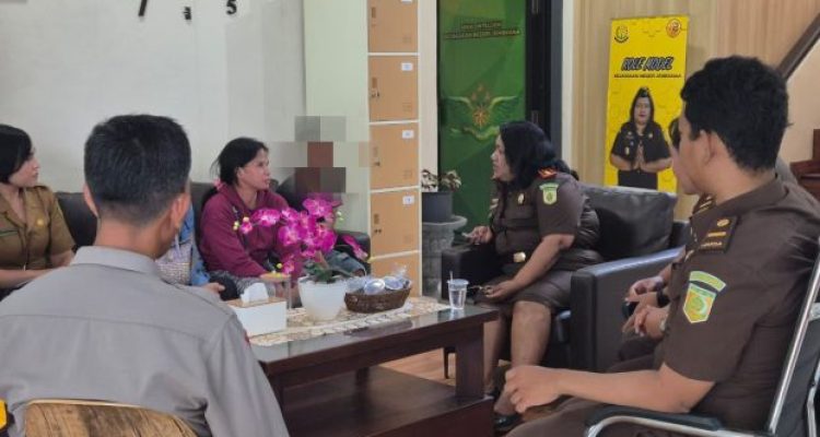 Ket poto: Kejari Jembrana melakukan diversi anak berhadapan dengan hukum dalam perkara tindak pidana pencurian emas yang dilakukan D (13) asal dari Kecamatan Jembrana.