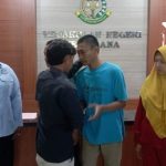 Ket poto: Korban dan tersangka pengeroyokan saling maaf memaafkan di Kejari Jembrana