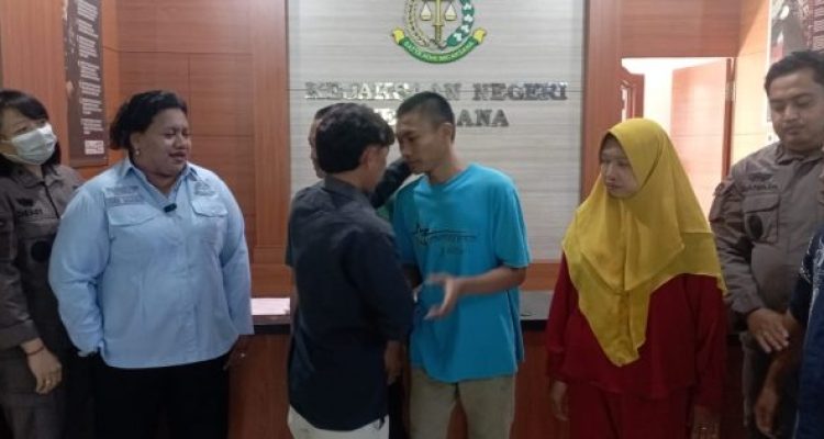 Ket poto: Korban dan tersangka pengeroyokan saling maaf memaafkan di Kejari Jembrana