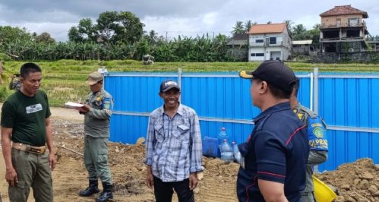 Ket poto: Satpol PP Jembrana kunjungi proyek vill mewah di Desa Pulukan