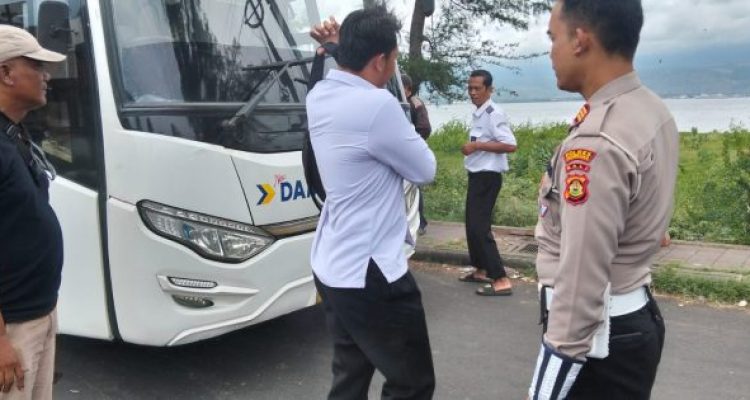 Ket poto: Terduga pelaku penusukan saat ditangkap di Manuver Pelabuhan Gilimanuk