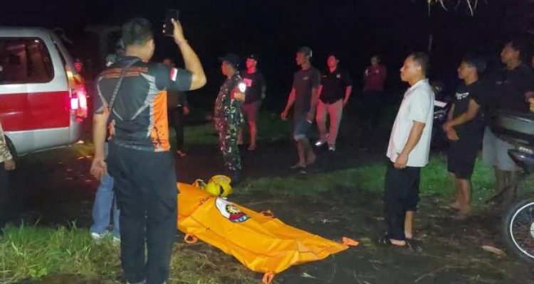 Ket poto: Tim Gabungan evakuasi korban terseret arus sungai Biluk Poh