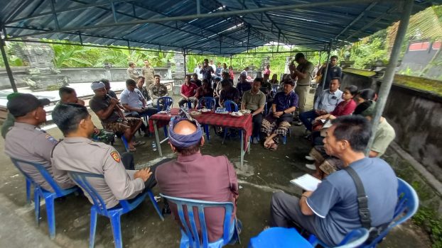 Ket poto: Mediasi pemilik kandang ayam dengan warga Banjar Katulampo, Desa Manistutu