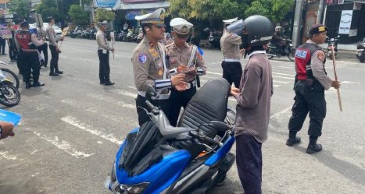 Ket poto: Salah satu pengendara yang terjaring razia di Jembrana Ket poto: Salah satu pengendara yang terjaring razia di Jembrana