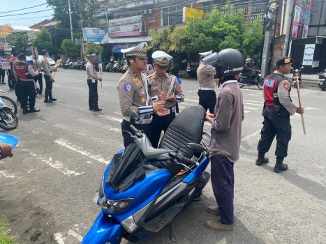 Ket poto: Salah satu pengendara yang terjaring razia di Jembrana