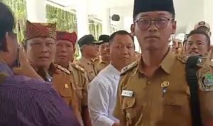 Ket poto: Kepala Desa se Kabupaten Banyuwangi unjuk rasa di Kantor DPRD Banyuwangi