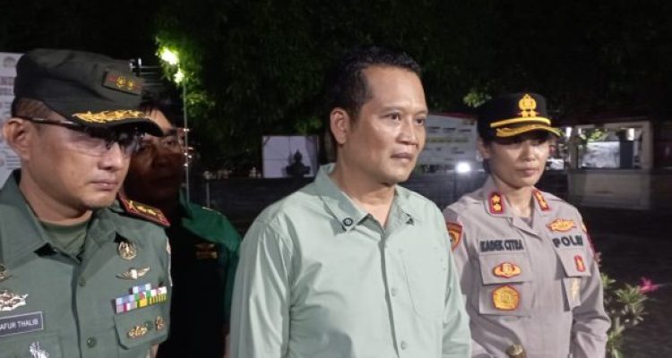 Ket poto: Bupati Jembrana I Made Kembang Hartawan yang didampingi oleh Dandim 1617 Jembrana, Letkol Inf S.Y. Gafur Thalib dan Kapolres Jembrana AKBP I Kadek Citra Dewi Suparwati