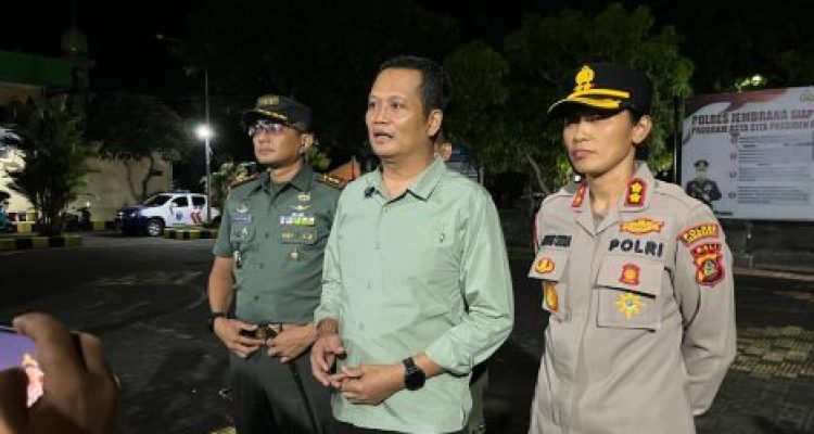 Ket poto: Bupati Kembang Hartawan didampingi Kapolres Jembrana AKBP AKBP Kadek Citra Dewi Suparwati, Dandim 1617/Jembrana Letkol Inf Sy Ghafur Thalib serta Kasat Pol PP dan Kaban Kesbangpol Jembrana menekankan pentingnya makna Bendera Merah Putih bagi bangsa Indonesia, Rabu (19/11).
