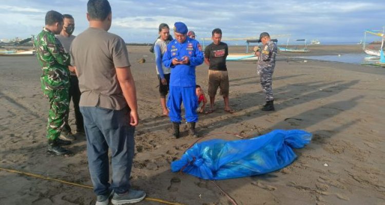 Ket poto: Mayat Mr X dievakuasi tim gabungan di Pesisir Pengambengan