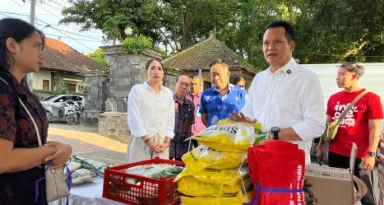 Ket poto: Bupati Jembrana I Made Kembang Hartawan menhadiri Pasar Murah di Banjar Tengah