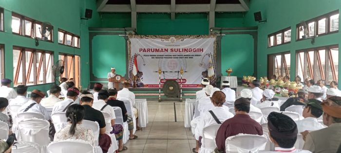 Ket poto: Parisada Hindu Dharma Indonesia (PHDI) Kabupaten Jembrana menggelar Paruman Sulinggih di Aula Kantor Kementerian Agama Jembrana, Rabu (26/11).