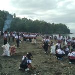 Ket poto: Kegiatan gotong royong membersihkan sampah di Pantai Melaya