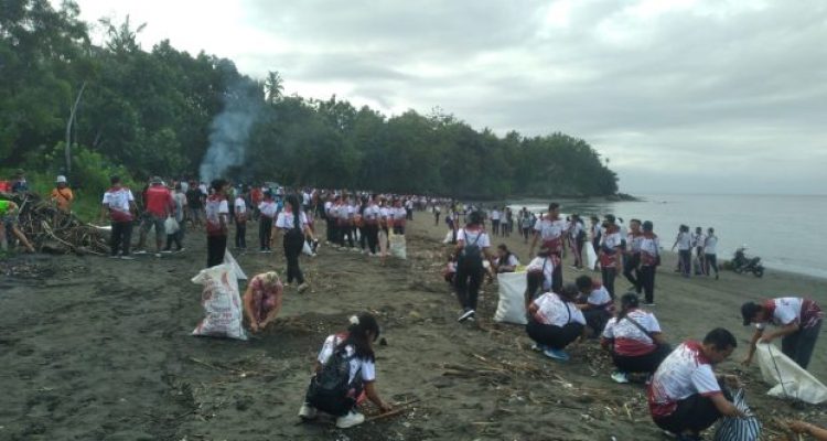 Ket poto: Kegiatan gotong royong membersihkan sampah di Pantai Melaya