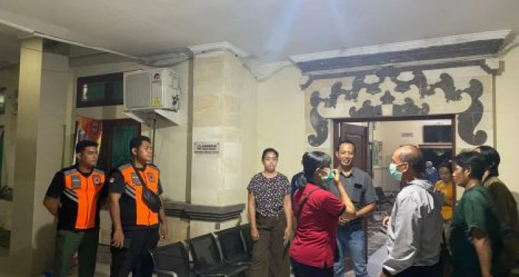 Ket poto: Situasi Puskesmas II Negara usai mengalami kebakaran, bebebrapa pasien di evakuasi