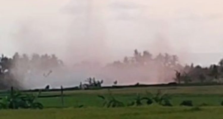 Ket Poto; Penampakan angin puting beliung di Banjar Tembles, Desa Penyaringan, Kecamatan Mendoyo, Jembrana Ket Poto; Penampakan angin puting beliung di Banjar Tembles, Desa Penyaringan, Kecamatan Mendoyo, Jembrana