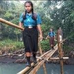 Ket poto: Anak-anak sekolah saat menyebrangi jembatan bambu di Kelurahan Pendem