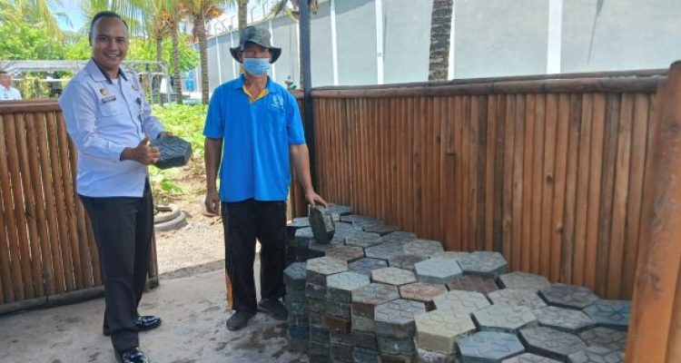 Ket poto: Salah satu WBP yang mengerjakan sampah pelastik menjadi paving plastik