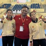 Keterangan foto : Ni Made Dwi Kartika Apriyanti sebelah kiri Keterangan foto : Ni Made Dwi Kartika Apriyanti sebelah kiri