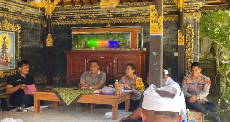 Ket poto: Kapolres Jembrana AKBP Kadek Citra Dewi Suparwati mengadakan pertemuan persiapan lomba Mekepung Bhayangkara Cup 2026 digelar di rumah Ketua Sekha Mekepung Blok Barat, I Made Mara