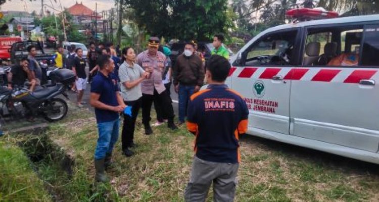 Ket poto: Petani yang meninggall di gubuk dievakuasi untuk di bawa ke RSU Negara