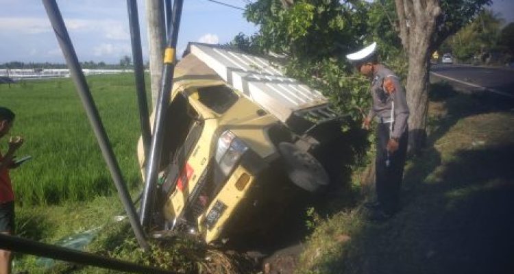 Ket poto: Kondisi teruk setelah nabrak pohon dan tiang listik di Desa Penyaringan