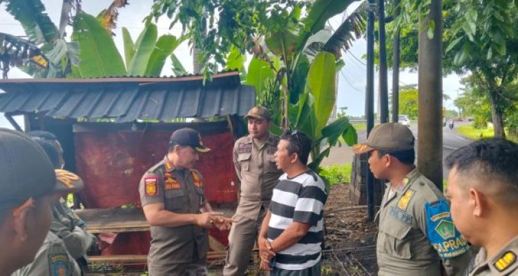 Ket poto: Satpol PP Jembrana datangi lahan bangunan ruko di Desa Yehembang Kangin