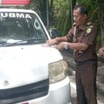 Ket poto: Kejari Jembrana membagikan stker dan gantungan kunci di Simpang Sudirman depan Kantor Bupati Jembrana Ket poto: Kejari Jembrana membagikan stker dan gantungan kunci di Simpang Sudirman depan Kantor Bupati Jembrana