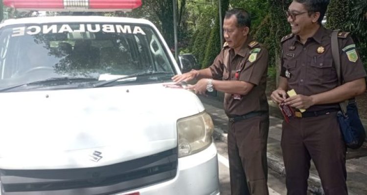 Ket poto: Kejari Jembrana membagikan stker dan gantungan kunci di Simpang Sudirman depan Kantor Bupati Jembrana Ket poto: Kejari Jembrana membagikan stker dan gantungan kunci di Simpang Sudirman depan Kantor Bupati Jembrana