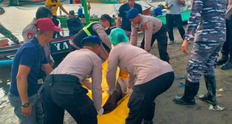 Ket poto: Tim Gabungan evakuasi jenazah yang ditemukan di Perairan Pebuhana