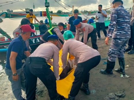 Ket poto: Tim Gabungan evakuasi jenazah yang ditemukan di Perairan Pebuhana