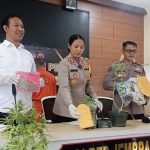 Ket poto: Kapolres Jembrana AKBP Kadek Citra Dewi Suparwati, didampingi Kasat Narkoba AKP I Gede Alit Darimana serta Kasi Humas Polres Jembrana menunjukan barang bukti saat jumpa pers