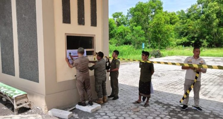 Ket poto: Datpol PP Kabupaten Jembrana tutup sementara pembangunan di TNBB