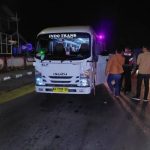 Ket poto: Anggota Polsek Kawasan Pelabuhan Gilimanuk memeriksa mobil travel yang ditumpangi terduga pelaku penganiayaan di Kuta