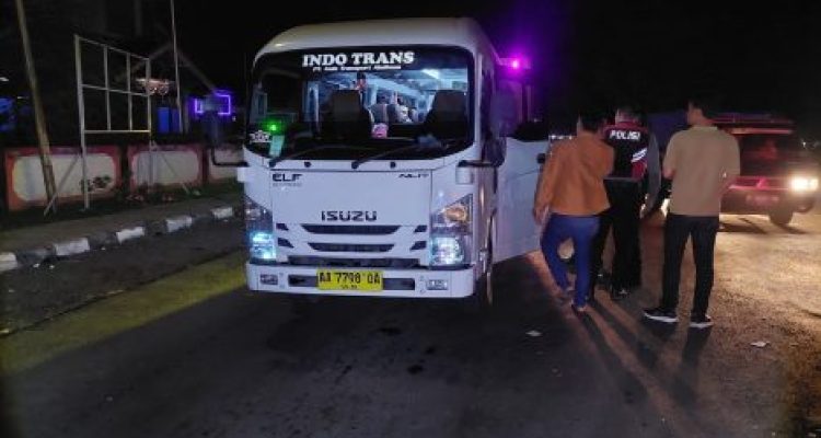 Ket poto: Anggota Polsek Kawasan Pelabuhan Gilimanuk memeriksa mobil travel yang ditumpangi terduga pelaku penganiayaan di Kuta
