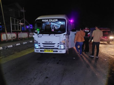 Ket poto: Anggota Polsek Kawasan Pelabuhan Gilimanuk memeriksa mobil travel yang ditumpangi terduga pelaku penganiayaan di Kuta