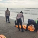 Ket poto: Pihak kepolisian evakuasi jenazah di Pantai Delodberawah