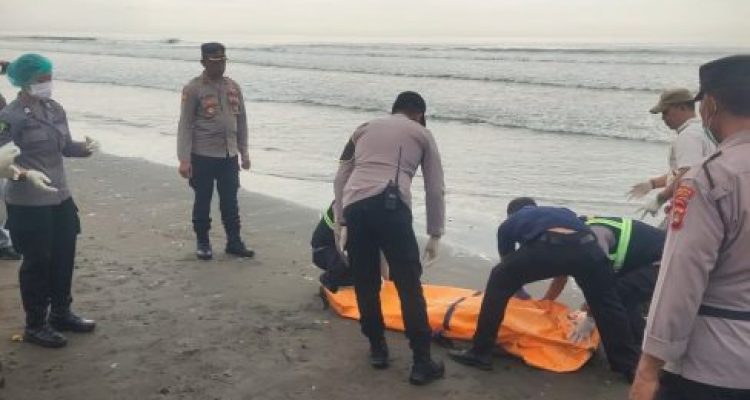 Ket poto: Pihak kepolisian evakuasi jenazah di Pantai Delodberawah