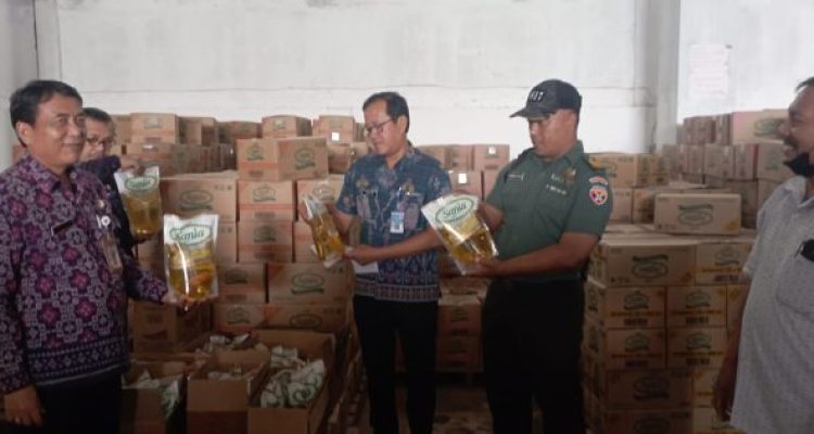 Ket poto: TPID jembrana melakukan pemantauan di salah satu distributor di Kaliakah