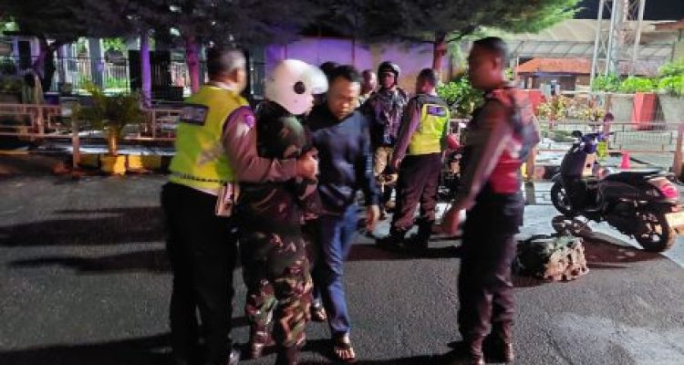 Ket poto: petugas Polsek Gilimanuk saat mengamankan pelaku terduga sindikat pencurian